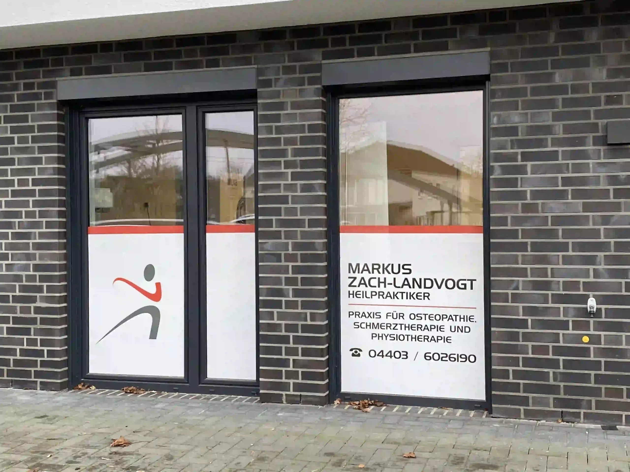 Liebscher & Bracht Praxiseingang in Bad Zwischenahn