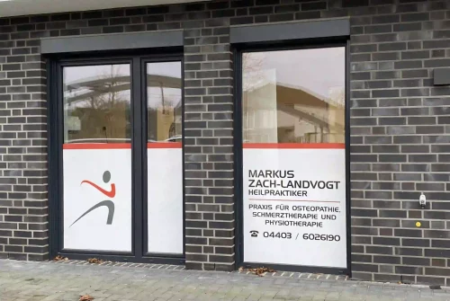 Liebscher & Bracht Praxiseingang in Bad Zwischenahn